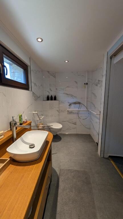 Barrierefreies Bad mit bodengleicher Dusche