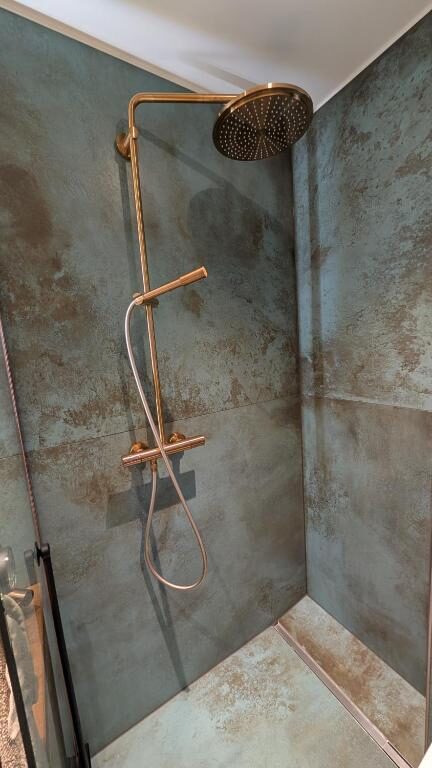 Dusche mit Kupferarmatur im Detail