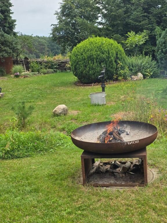 Feuerschale im Garten für Abende im Freien