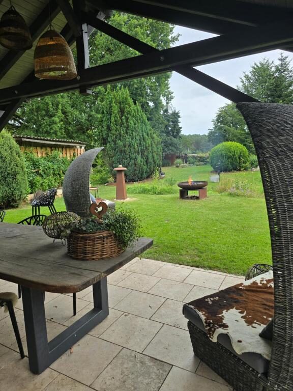 Großer Garten des Ferienhauses mit Sitzgruppe
