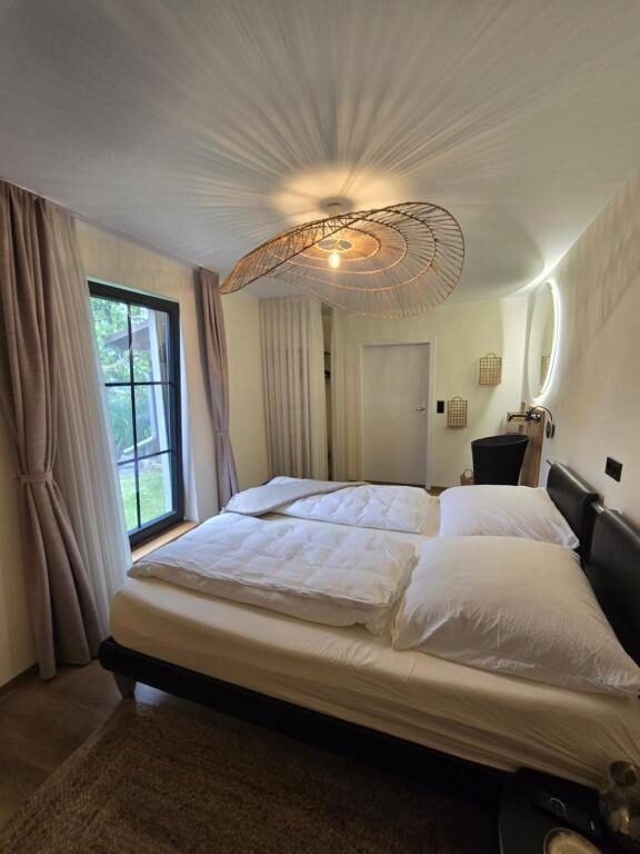 Schlafzimmer 1, helle Ansicht mit Doppelbett