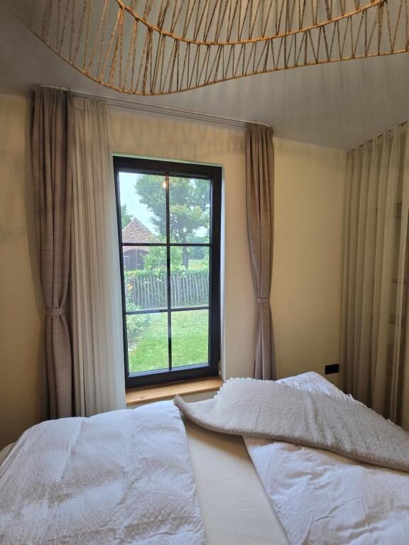 Schlafzimmer 1 mit Blick zum Fenster