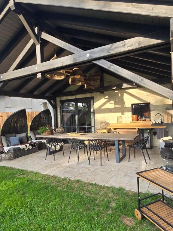 Beleuchtete Terrasse des Cottage Eisvogel am Abend