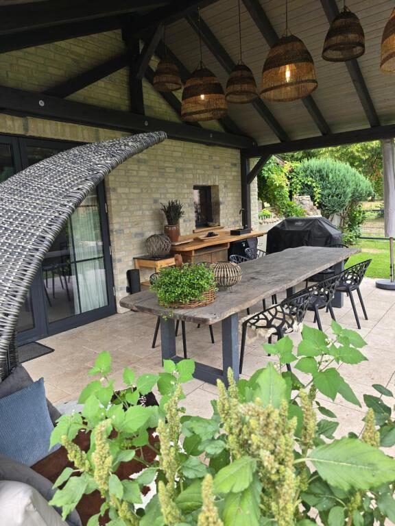Überdachte Terrasse mit Sitzgruppe am Ferienhaus in Möllendorf